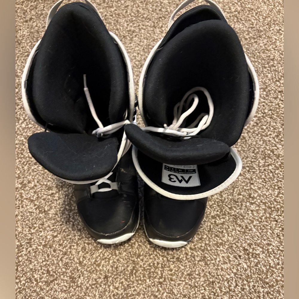 Men’s snow boots. Size 10.